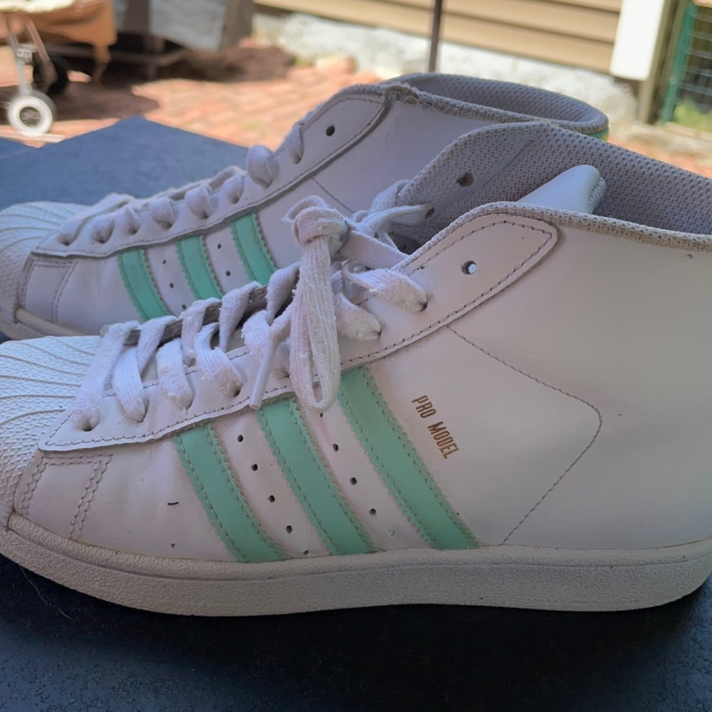 Women’s size 5 adidas